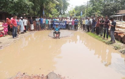 সড়ক প্রশ্বস্তকরণ কাজে ধীরগতি বৃষ্টিতে দুর্ভোগের প্রতিবাদে প্রতীকী মৎস্য শিকার!