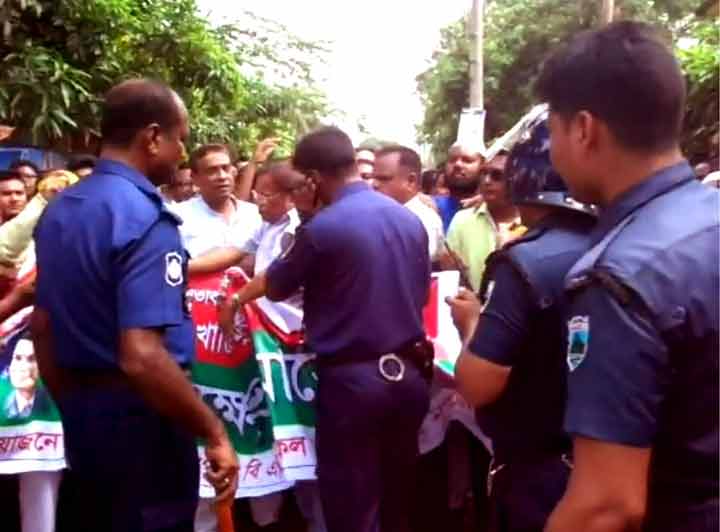 নাটোরে পুলিশি বাধায় মিছিল করতে পারেনি বিএনপি।