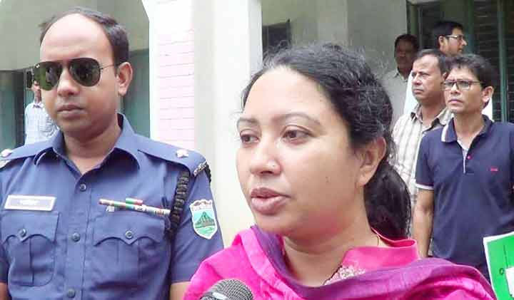 নাটোরে স্কুল কমিটির সভাপতির বিরুদ্ধে অভিযোগকারী ছাত্রীকে নিয়ে লুকোচুরি!