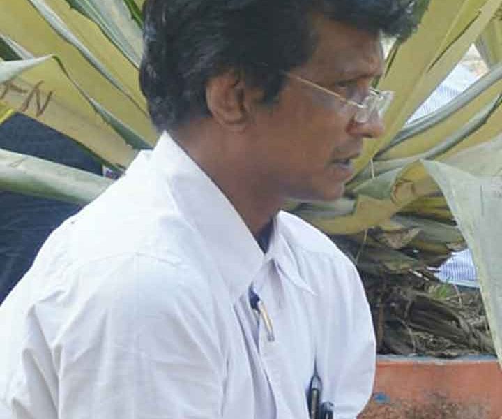 খোলা শার্টের ভাঁজে স্মৃতির বোতাম!