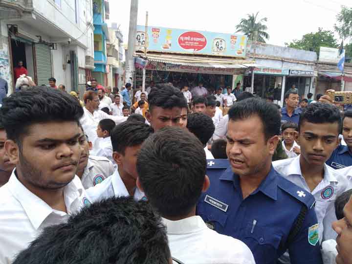নাটোরে স্কুলের গেটে জলাবদ্ধতা, সড়ক অবরোধ করল বিক্ষুদ্ধ ছাত্ররা!