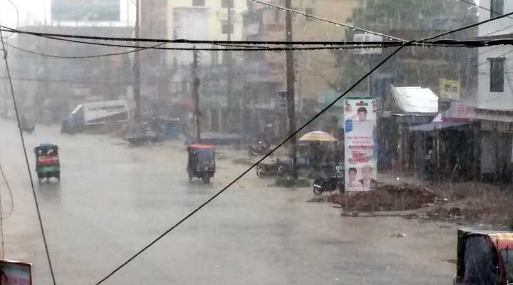 নাটোরে স্বস্তির বৃষ্টি। নাটোরে স্বস্তির বৃষ্টি।