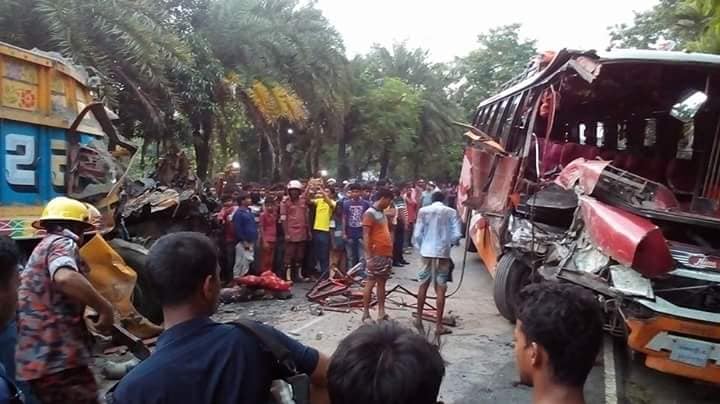 নাটোরের বড়াইগ্রামে বাস-ট্রাক সংঘর্ষ; নিহত ২।