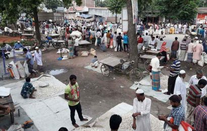 নাটোরে মহাসড়কে ৩ হাট, যান চলাচলে ভোগান্তি।