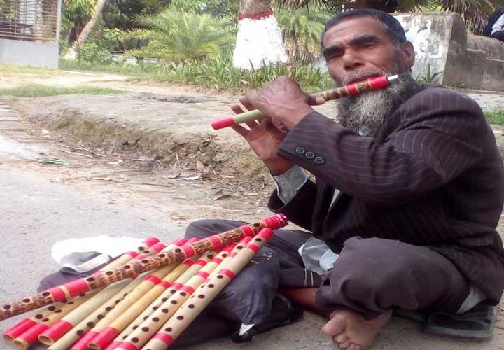 নাটোরে বাঁশি বাজানোর বখসিসে চলে একাত্তরের মধু মাঝির সংসার! নাটোরে বাঁশি বাজানোর বখসিসে চলে একাত্তরের মধু মাঝির সংসার!