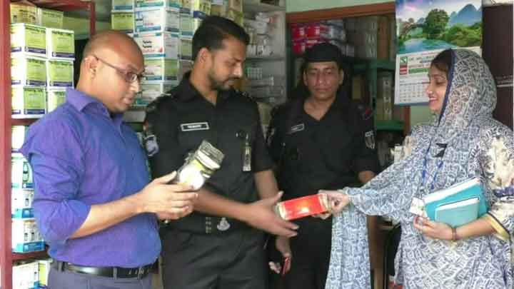 নাটোরে আয়ুর্বেদসহ ৫ হোমিও চিকিৎসালয়ে ৩ লক্ষাধিক টাকা জরিমানা ॥ ১২ লাখ টাকার ঔষধ ধ্বংস