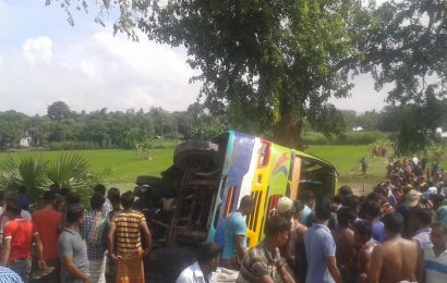 নাটোরে চালকের ঘুমে সড়ক দূর্ঘটনা॥ নিহত ১, আহত ৩৩