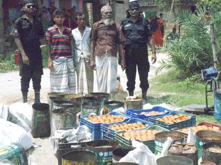 নাটোরের ভেজাল গুড় প্রস্তত ও বিক্রিঃ দুই ব্যাবসায়ীকে লাখ টাকা জরিমানা।