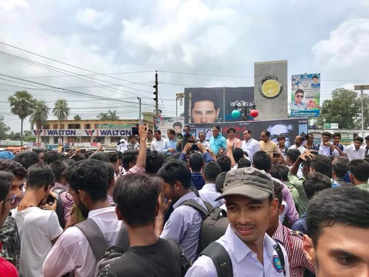 নাটোরে শিক্ষার্থীদের আন্দোলনে শিমুলের একাত্নতা ॥ লাইসেন্সবিহীন যানবাহনের বিরুদ্ধে ব্যবস্থা নিতে নির্দেশ।
