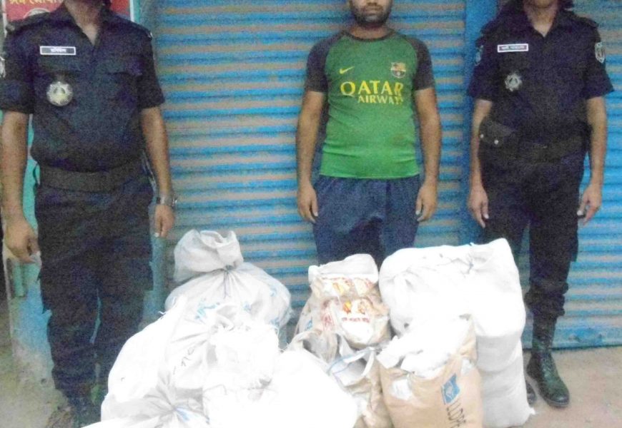 নাটোরে ১০৭০ কেজি নিষিদ্ধ পলিথিন জব্দ॥ ৩ ব্যবসায়ীকে লাখ টাকা জরিমানা