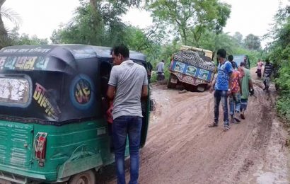 নাটোরের সিংড়ার রাস্তায় গর্ত-কাদা, চলতে বিকল যানবাহন।