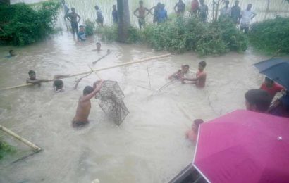 নাটোরের সিংড়ায় স্বেচ্ছাশ্রমে বাঁধ ও সুতিজাল উচ্ছেদ, জাল জব্দ।