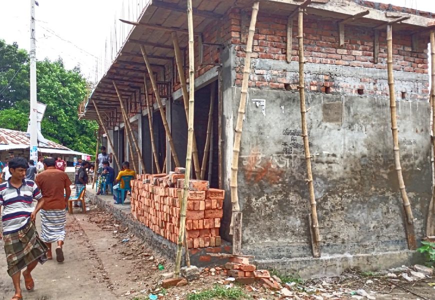 নাটোরে রাস্তা সংকুচিত করে ওয়াকফ্ সম্পত্তিতে স্থাপনা নির্মাণ! 