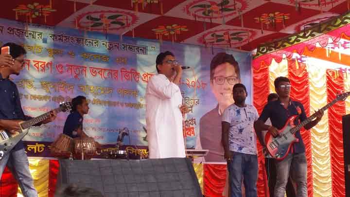নাটোরের সিংড়ায় ছাত্রীদের অনুরোধে মঞ্চ মাতালেন পলক!