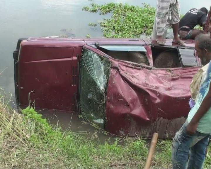 নাটোরে ইজিবাইকে-জিপ সংঘর্ষ; ইউএনওসহ আহত ৪। নাটোরে ইজিবাইকে-জিপ সংঘর্ষ; ইউএনওসহ আহত ৪।