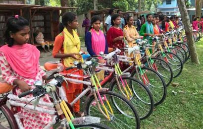 নাটোরে ‘বিনামূল্যে’র উপকরণে আদিবাসী নেতার বাণিজ্য!