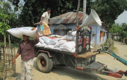 নাটোরের বাগাতিপাড়ায় মাইকিং করে চাল বিক্রি