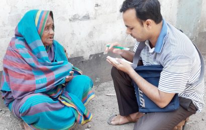 নাটোরের সিংড়ায় গ্রাম প্রধানদের সামনেই মায়ের মুখে ছেলের লাথি, নির্যাতন!