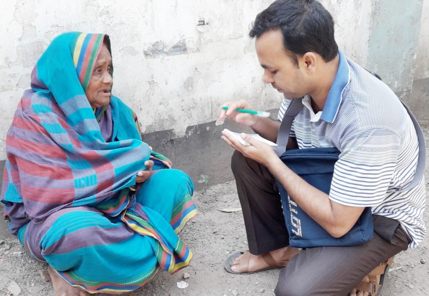 নাটোরের সিংড়ায় গ্রাম প্রধানদের সামনেই মায়ের মুখে ছেলের লাথি, নির্যাতন! নাটোরের সিংড়ায় গ্রাম প্রধানদের সামনেই মায়ের মুখে ছেলের লাথি, নির্যাতন!