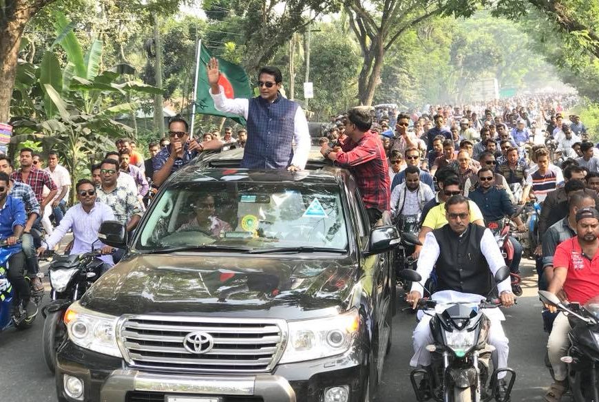 নাটোরে নৌকায় ভোট প্রার্থনায় শিমুলের শোভাযাত্রা