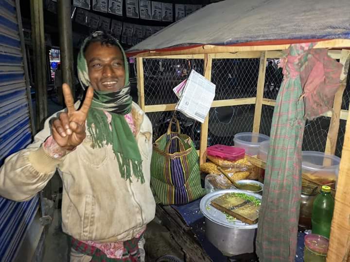 নাটোর-৩: ঝালমুড়ি বিক্রেতার মায়ের চোখে আলো ফিরিয়েছিলেন পলক!