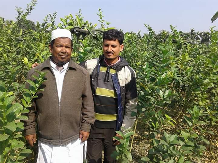 নাটোরে বাফার সার গুদামের ঠিকাদার আলফাজুল আলমকে হাতুরিপেটা