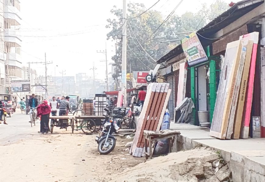 নাটোরে ফুটপাত দখল শুরু,ডিভাইডারেও অনিয়ম