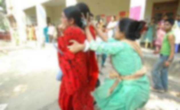 নাটোরে হাঁস নিয়ে দ্বন্দ্বে গৃহবধূর কান কাটলো প্রতিবেশী নারী