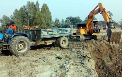 নাটোরের গুরুদাসপুরে এমপির হুঁশিয়ারীতেও বন্ধ হচ্ছে না পুকুর খনন