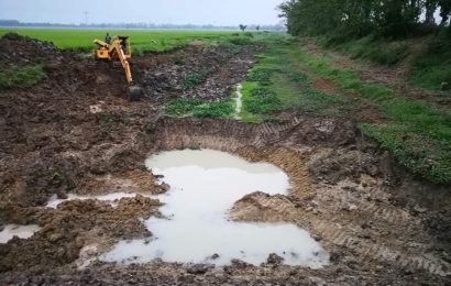 নাটোরে খালে যুবলীগ নেতার পুকুর॥ হুমকিতে হাজার বিঘা জমির পানি নিষ্কাশন