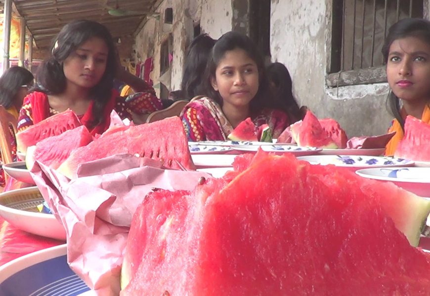 নাটোরে ইটিভির কল্যাণে প্রথমবার পায়েস খেল এতিম শিশুরা নাটোরে ইটিভির কল্যাণে প্রথমবার পায়েস খেল এতিম শিশুরা