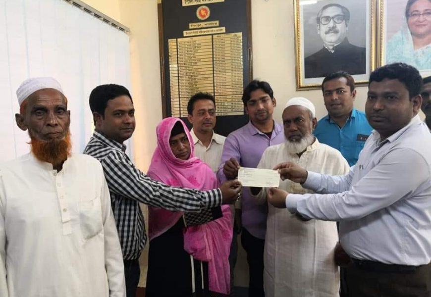 নাটোরে প্রধানমন্ত্রীর তহবিল থেকে চিকিৎসা সহায়তা পেলেন অগ্নিদগ্ধ জেরিন
