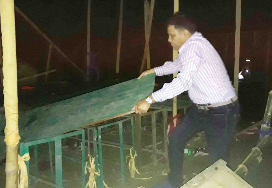 নাটোররে সিংড়ায় অশ্লীল যাত্রার প্যান্ডেল ভেঙ্গে দিলেন ওসি