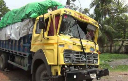 নাটারে ট্রাক নিয়ন্ত্রণ হারিয়ে অপর ট্রাককে ধাক্কা, নিহত ১