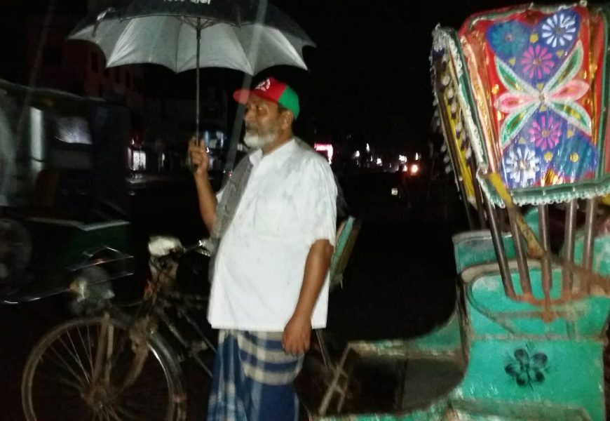 নাটোরে রিক্সাচালক জামাত আলীর দায়িত্ববোধ হার মানে না দুর্যোগেও
