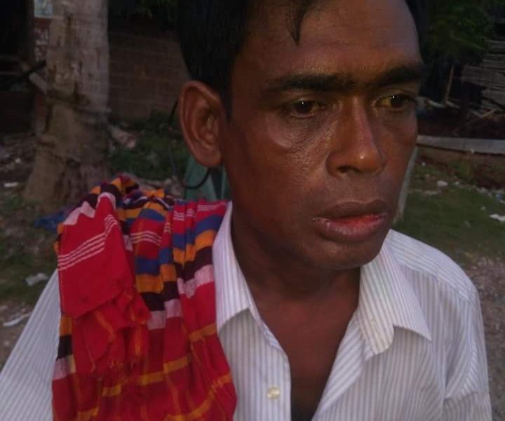 নাটোরে নিজের দোষ ঢাকতে টোল প্লাজায় বাস আটক চালককে পেটালো পুলিশ