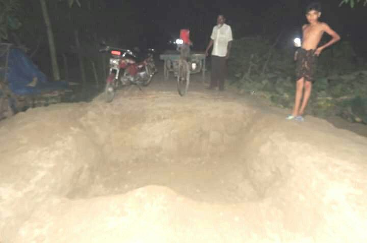 নাটোরে বিল পেতে রাস্তা গর্ত করে চলাচল ঠেকালেন ইউপি সদস্য নাটোরে বিল পেতে রাস্তা গর্ত করে চলাচল ঠেকালেন ইউপি সদস্য