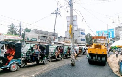 নাটোরে রাস্তার মাঝেই থেকে গেল বিদ্যুতের খুঁটি