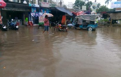 নাটোরে দুই ঘন্টার বৃষ্টিতে জলজট