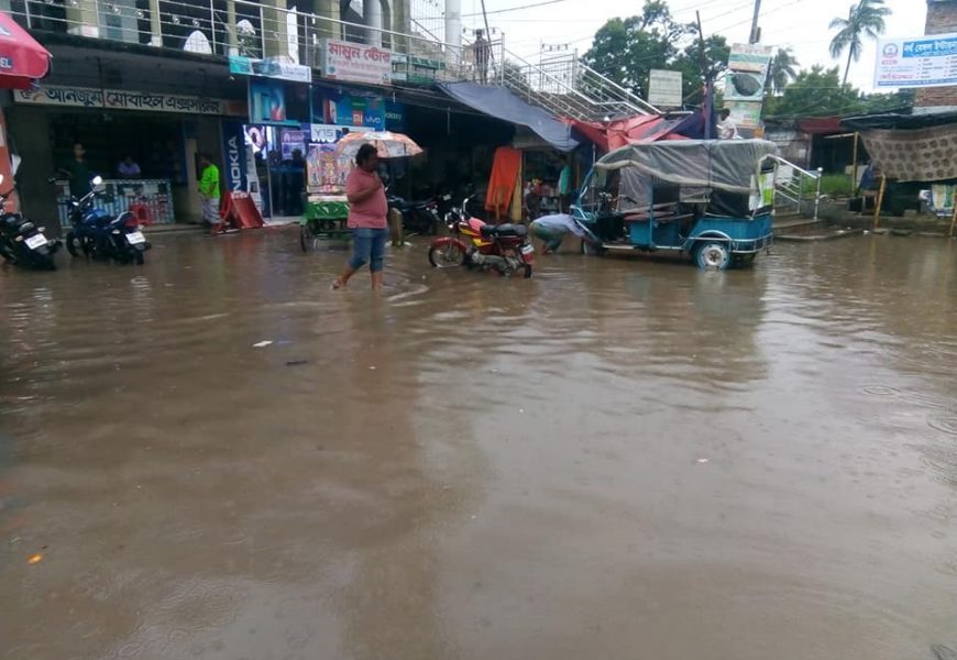 নাটোরে দুই ঘন্টার বৃষ্টিতে জলজট