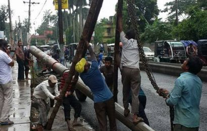 নাটোরে অপসারণ হচ্ছে রাস্তার বৈদ্যুতিক খুঁটি