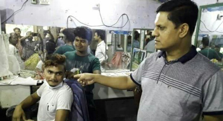নাটোরে বখাটে স্টাইলে চুল কাটলেই শাস্তি!