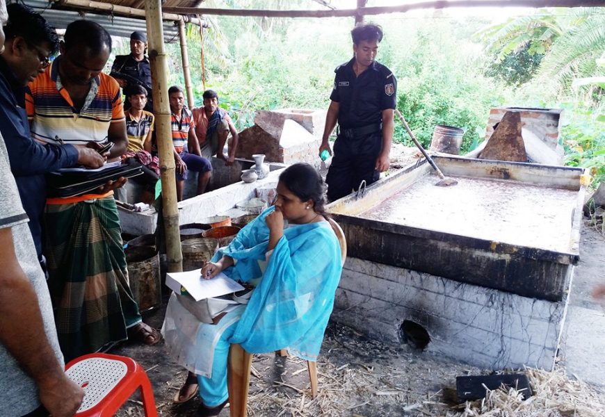 নাটোরে ভেজাল গুড় কারখানায় অভিযান; দুইলাখ টাকা জরিমানা নাটোরে ভেজাল গুড় কারখানায় অভিযান; দুইলাখ টাকা জরিমানা