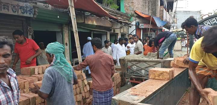 নাটোরের ঐতিহ্যবাহী নিমতলা মিষ্টি ভান্ডার প্রতিপক্ষের দখলে বন্ধ হয়ে গেল