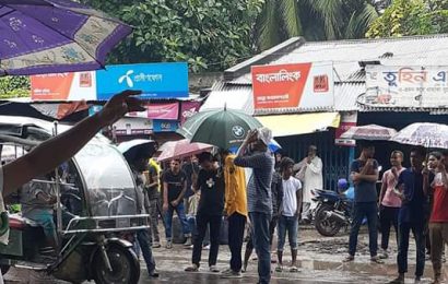 নাটোরে রাজশাহীগামী গাড়ীতে পুলিশ ও আ’লীগের পৃথক তল্লাশী