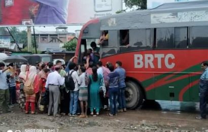 নাটোর থেকে রাজশাহীগামী বিআরটিসি বাসে উপচে পড়া ভীড়