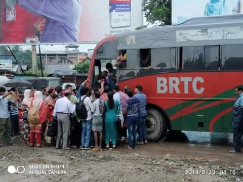 নাটোর থেকে রাজশাহীগামী বিআরটিসি বাসে উপচে পড়া ভীড়