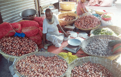 নাটোরে ৭০ টাকার পেঁয়াজ ১২০ টাকা!