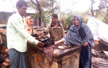 নাটোরে ক্ষোভের আগুনে পোড়ানো হলো মুক্তিযোদ্ধার বাড়ি!