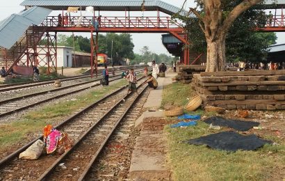 নাটোরে রেল লাইনে পরিত্যক্ত স্লিপার, ট্রেন থামালেন চালক!